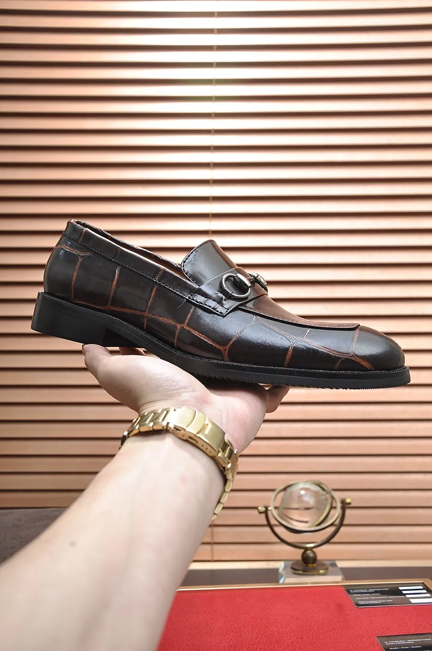 Men's shoes💰460💶Italy's top luxury men's shoe giant [GUCCI] has arrived in new style🍃Original European style🔰 Pleasant to the eye😍In order to make the shoes more durable and non-deformable🌀The production continues to follow traditional methods but there is still no lack of innovation💪The original sheepskin is chosen for the leather♻Smooth, natural and extra bright⭐Made of imported cowhide, the first choice of the rich 38-45 (45 customized)